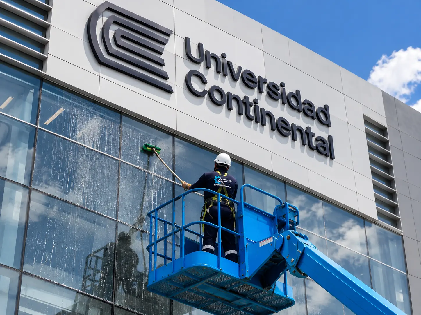 Trabajo de limpieza de fachada realizado para la Universidad Continental